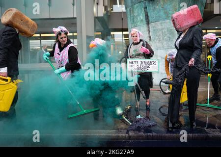 Les activistes de la rébellion océanique manifestent par le vomissement de fausses huiles et par un incendie lors d'une manifestation en dehors de l'Organisation maritime internationale (OMI), dans le centre de Londres, qui coïncide avec une série plus large d'actions visant à réduire les liens avec l'industrie des combustibles fossiles. Date de la photo: Lundi 21 novembre 2022. Banque D'Images