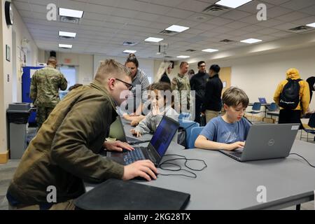 ODENTON, Md. – Des soldats et des civils représentant la Brigade de renseignement militaire (Cyber) de 780th ont collaboré avec la Bibliothèque publique du comté d'Anne Arundel pour organiser un ÉVÉNEMENT STEM (sciences, technologie, génie et mathématiques) et de cybersécurité pour les adolescents 28 septembre et 25 octobre à la bibliothèque d'Odenton. Banque D'Images