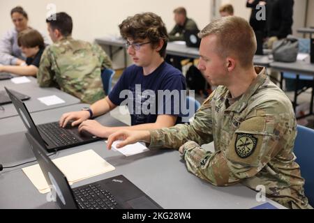 ODENTON, Md. – Des soldats et des civils représentant la Brigade de renseignement militaire (Cyber) de 780th ont collaboré avec la Bibliothèque publique du comté d'Anne Arundel pour organiser un ÉVÉNEMENT STEM (sciences, technologie, génie et mathématiques) et de cybersécurité pour les adolescents 28 septembre et 25 octobre à la bibliothèque d'Odenton. Banque D'Images