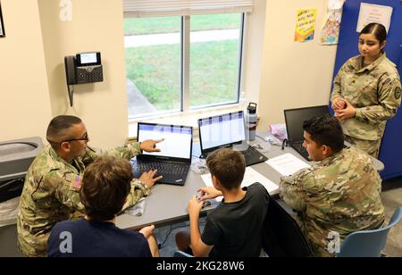 ODENTON, Md. – Des soldats et des civils représentant la Brigade de renseignement militaire (Cyber) de 780th ont collaboré avec la Bibliothèque publique du comté d'Anne Arundel pour organiser un ÉVÉNEMENT STEM (sciences, technologie, génie et mathématiques) et de cybersécurité pour les adolescents 28 septembre et 25 octobre à la bibliothèque d'Odenton. Banque D'Images