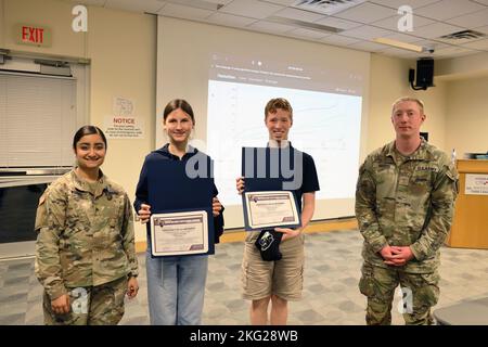 ODENTON, Md. – Des soldats et des civils représentant la Brigade de renseignement militaire (Cyber) de 780th ont collaboré avec la Bibliothèque publique du comté d'Anne Arundel pour organiser un ÉVÉNEMENT STEM (sciences, technologie, génie et mathématiques) et de cybersécurité pour les adolescents 28 septembre et 25 octobre à la bibliothèque d'Odenton. Les gagnants du concours Hackathon II Capture-the-Flag (CTF) - 1st places (2D de gauche) et 2D places (2D de droite). Félicitations ! Banque D'Images