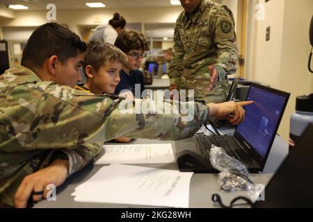 ODENTON, Md. – Des soldats et des civils représentant la Brigade de renseignement militaire (Cyber) de 780th ont collaboré avec la Bibliothèque publique du comté d'Anne Arundel pour organiser un ÉVÉNEMENT STEM (sciences, technologie, génie et mathématiques) et de cybersécurité pour les adolescents 28 septembre et 25 octobre à la bibliothèque d'Odenton. Banque D'Images