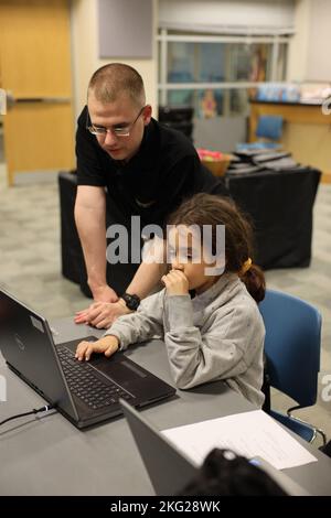 ODENTON, Md. – Des soldats et des civils représentant la Brigade de renseignement militaire (Cyber) de 780th ont collaboré avec la Bibliothèque publique du comté d'Anne Arundel pour organiser un ÉVÉNEMENT STEM (sciences, technologie, génie et mathématiques) et de cybersécurité pour les adolescents 28 septembre et 25 octobre à la bibliothèque d'Odenton. Banque D'Images