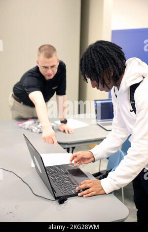 ODENTON, Md. – Des soldats et des civils représentant la Brigade de renseignement militaire (Cyber) de 780th ont collaboré avec la Bibliothèque publique du comté d'Anne Arundel pour organiser un ÉVÉNEMENT STEM (sciences, technologie, génie et mathématiques) et de cybersécurité pour les adolescents 28 septembre et 25 octobre à la bibliothèque d'Odenton. Banque D'Images