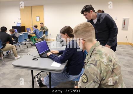 ODENTON, Md. – Des soldats et des civils représentant la Brigade de renseignement militaire (Cyber) de 780th ont collaboré avec la Bibliothèque publique du comté d'Anne Arundel pour organiser un ÉVÉNEMENT STEM (sciences, technologie, génie et mathématiques) et de cybersécurité pour les adolescents 28 septembre et 25 octobre à la bibliothèque d'Odenton. Banque D'Images