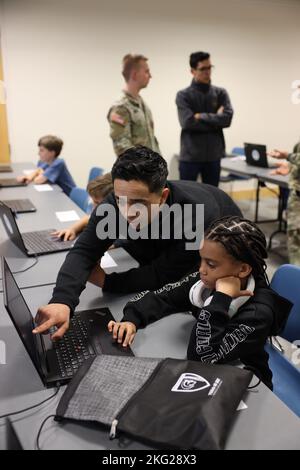 ODENTON, Md. – Des soldats et des civils représentant la Brigade de renseignement militaire (Cyber) de 780th ont collaboré avec la Bibliothèque publique du comté d'Anne Arundel pour organiser un ÉVÉNEMENT STEM (sciences, technologie, génie et mathématiques) et de cybersécurité pour les adolescents 28 septembre et 25 octobre à la bibliothèque d'Odenton. Banque D'Images