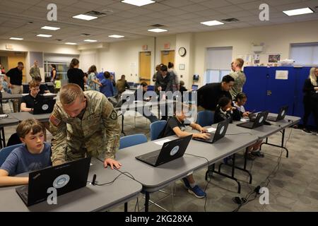 ODENTON, Md. – Des soldats et des civils représentant la Brigade de renseignement militaire (Cyber) de 780th ont collaboré avec la Bibliothèque publique du comté d'Anne Arundel pour organiser un ÉVÉNEMENT STEM (sciences, technologie, génie et mathématiques) et de cybersécurité pour les adolescents 28 septembre et 25 octobre à la bibliothèque d'Odenton. Banque D'Images