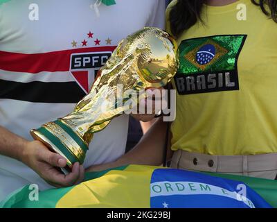 Les fans brésiliens avec une réplique du trophée de la coupe du monde de la FIFA au Qatar, pendant la coupe du monde de la FIFA 2022. Date de la photo: Lundi 21 novembre 2022. Banque D'Images