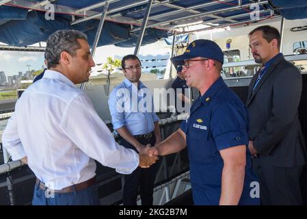 Robert Silvers, sous-secrétaire à la politique du ministère de la sécurité intérieure, est accueilli par le lieutenant Cmdr. Ryan Webster, commandant du Cutter de la Garde côtière William Flores, à la base de la Garde côtière de Miami Beach, le 25 octobre 2022. Le but de la visite du sous-secrétaire Silvers était de discuter des lignes d’efforts, y compris l’état de préparation, les efforts de partenariat dans le cadre des opérations de migration et les missions de lutte contre la drogue dans la région des Caraïbes et de la Floride. Banque D'Images
