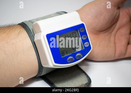 Contrôle et surveillance de la pression artérielle à l'aide d'un tonomètre Banque D'Images