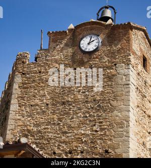 Buitrago de Lozoya, Madrid, Espagne. Vue de face de la soi-disant Tour de l'horloge datant du 14th siècle. Banque D'Images