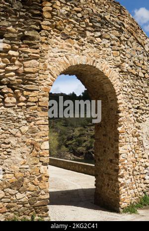 Buitrago de Lozoya, Madrid, Espagne. Vue sur une arche appartenant à l'enceinte fortifiée du village. Banque D'Images