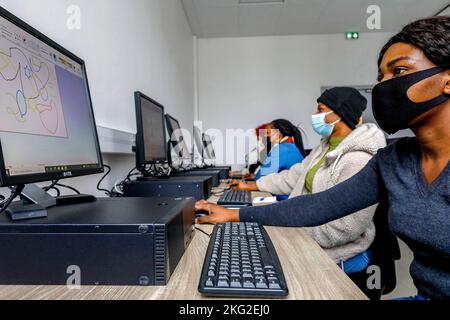 Formation en informatique à la Maison Bakhita, un centre pour migrants dirigé par le diocèse catholique de Paris. Paris, France Banque D'Images