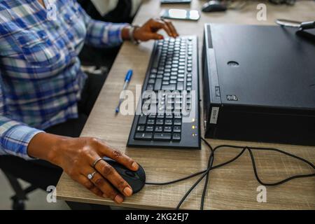 Formation en informatique à la Maison Bakhita, un centre pour migrants dirigé par le diocèse catholique de Paris. Paris, France Banque D'Images