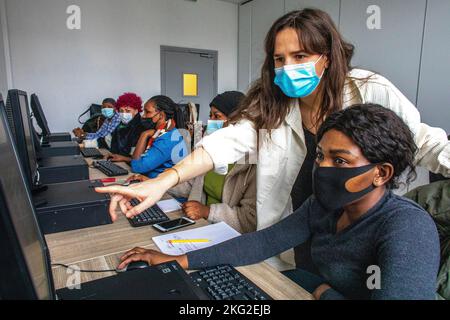 Formation en informatique à la Maison Bakhita, un centre pour migrants dirigé par le diocèse catholique de Paris. Paris, France Banque D'Images