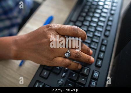 Formation en informatique à la Maison Bakhita, un centre pour migrants dirigé par le diocèse catholique de Paris. Paris, France Banque D'Images