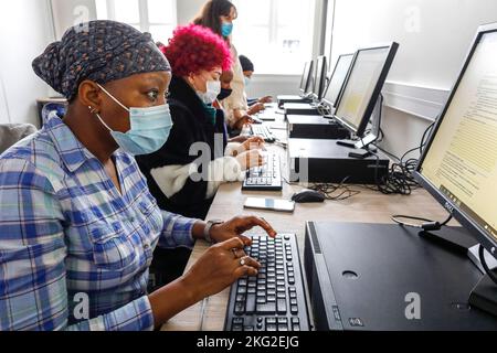 Formation en informatique à la Maison Bakhita, un centre pour migrants dirigé par le diocèse catholique de Paris. Paris, France Banque D'Images