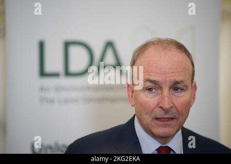 Taoiseach Micheal Martin parlant au sod tournant pour marquer le début de la construction de 597 maisons abordables au développement de Shankhill à Shanganagh, Co Dublin. Date de la photo: Lundi 21 novembre 2022. Banque D'Images