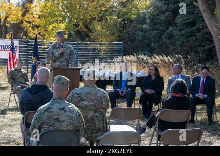 Le colonel Brent Flachtsbart, officier de la construction et de l'entretien des installations, de la Garde nationale de l'armée du Nebraska, s'exprime lors d'une cérémonie d'inauguration du Centre de préparation de Bellevue de la Garde nationale de l'armée du Nebraska à Bellevue, Nebraska, le 25 octobre 2022. Cela marque le début d'un projet de $36 millions qui se traduira par un nouveau bâtiment qui sera composé de cinq unités et d'environ 380 membres de service. Banque D'Images