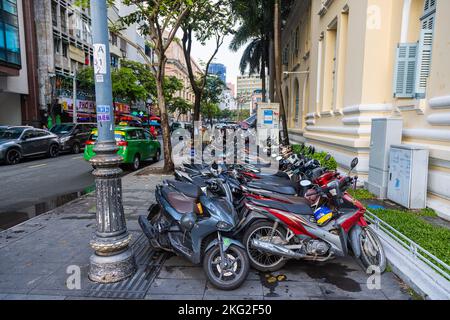 Ho Chi Minh ville, Vietnam - 07 novembre 2022: Place de parking pour motos et scooter sur le trottoir à Saigon. Les cyclomoteurs sont le mode principal de la transp Banque D'Images