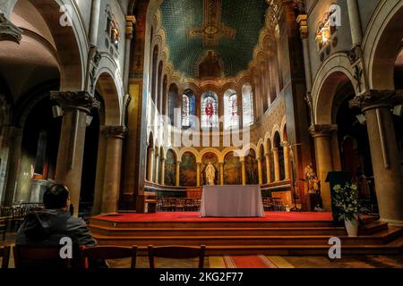 Ancien musulman converti au christianisme priant à l'église catholique notre-Dame de la Gare, Paris Banque D'Images