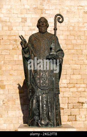 Statue de Saint Nicolas à l'extérieur de la basilique de Bari, Italie Banque D'Images