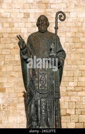 Statue de Saint Nicolas à l'extérieur de la basilique de Bari, Italie Banque D'Images