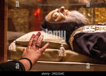 La tombe de Padre Pio dans la crypte de la basilique de Padre Pio, San Giovanni Rotondo, Italie. Banque D'Images