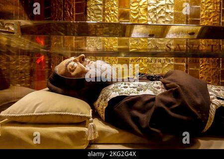 La tombe de Padre Pio dans la crypte de la basilique de Padre Pio, San Giovanni Rotondo, Italie. Banque D'Images