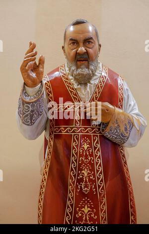 Statue de Padre Pio dans la basilique de Padre Pio, San Giovanni Rotondo, Italie. Banque D'Images