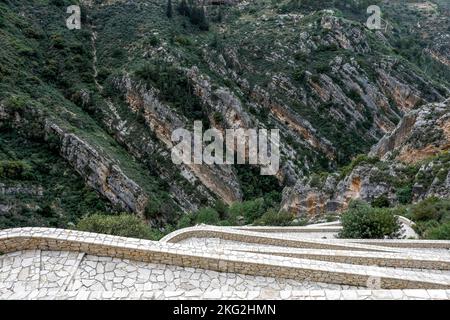 Vue sur la vallée de Kannoubine et escalier menant au monastère orthodoxe de notre-Dame de Hamatoura, Kousba, Liban Banque D'Images