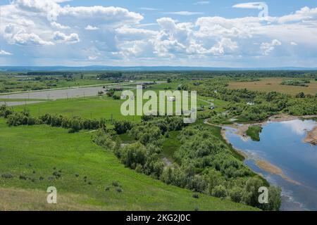 Vue depuis le sommet de Shestakov Yar le lieu du festival des dinosaures de Kuzbass, région de Kemerovo-Kuzbass Banque D'Images