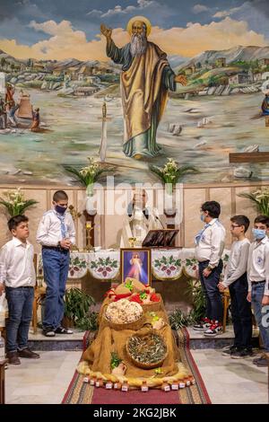 Célébration du jeudi Maundy à l'église maronite St Elias, Bdadoun, Liban Banque D'Images