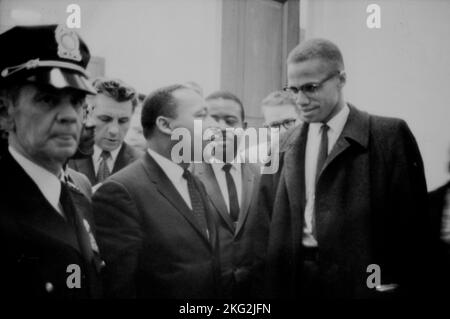 USA - 26 mars 1964 - les militants des droits civils Martin Luther King et Malcolm X attendent le début d'une conférence de presse - photo: Geopix/Marion Trikosko Banque D'Images