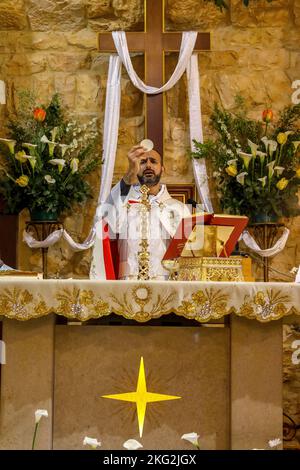 Fête de Pâques dans notre église notre-Dame-maronite, Bdedoun, Liban. Eucharistie Banque D'Images