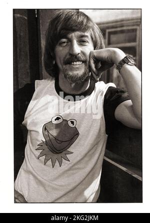 Un portrait décontracté de son ancien marionnettiste Carrol Spinney à la maison et dans son t-shirt Kermit The Frog. Sur Sesame Street, Spinney a joué à l'intérieur de Big Bird et a exploité l'Oscar le Grouch muppet. Banque D'Images