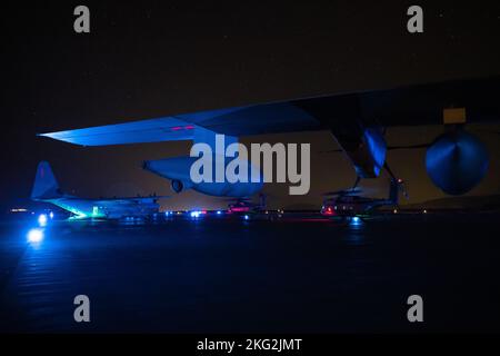 Le corps des Marines des États-Unis KC-130J Hercules et CH-53E Super Stallion sont en scène à un point d'armement et de ravitaillement pendant les tactiques de soutien d'assaut (AST-4), cours d'instructeur d'armes et de tactiques (WTI) 1-23, près de Twentynine Palms, en Californie, le 25 octobre 2022. AST-4 offre à WTIS la possibilité de planifier, de briefer et d'exécuter une attaque aérienne de nuit à long rayon d'action du bataillon à des objectifs multiples simultanément dans un environnement à menace moyenne tout en effectuant cinq des six fonctions de l'aviation maritime. Banque D'Images