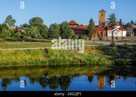 Monastère orthodoxe ZICA et étang près de Kraljevo, Serbie Banque D'Images