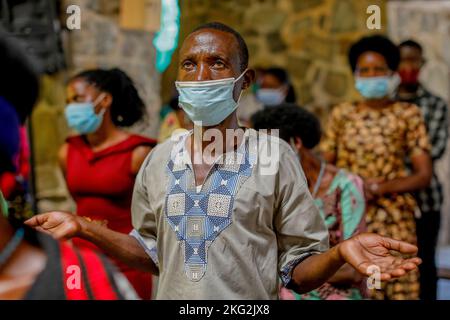 Messe du dimanche à l'église commémorative du génocide de Karongi, Kibuye, dans l'ouest du Rwanda Banque D'Images