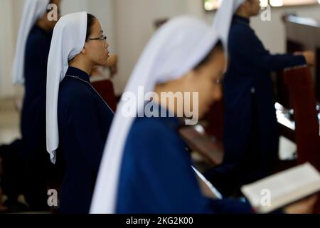 Église catholique. Communauté dominicaine. Le catholicc nuns à la masse. Bien Hoa. Vietnam. Banque D'Images