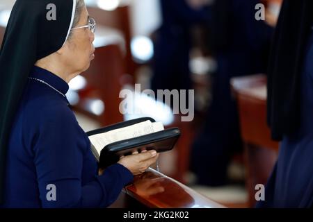 Église catholique. Communauté dominicaine. Le catholicc nuns à la masse. Bien Hoa. Vietnam. Banque D'Images