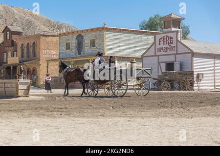 Alméria Espagne - 09 15 2021: Représentation en direct de scènes de cow-boy, avec 3 cow-boys en chariot, sur Oasys - Mini Hollywood, parc à thème espagnol de l'Ouest, nous Banque D'Images