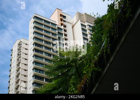 vue à angle bas des bâtiments résidentiels signapore contre le ciel bleu Banque D'Images