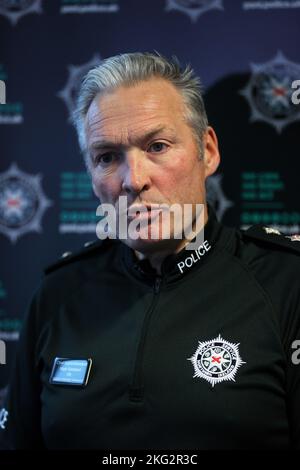 Le surintendant principal Nigel Goddard lors d'une conférence de presse au poste de police de Strand Road à Londonderry, en Irlande du Nord. Date de la photo: Lundi 21 novembre 2022. Banque D'Images