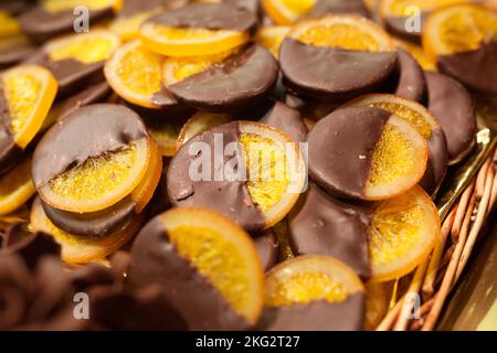 tranches d'orange au chocolat sur le comptoir Banque D'Images