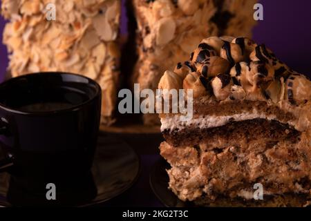 Photo en gros plan d'un morceau de gâteau et d'une tasse de café Banque D'Images