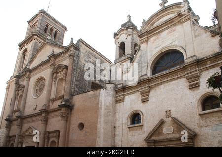 Fasano, Italie. Vue extérieure de l'église Saint-Jean-Baptiste et de l'église Saint-Marie de l'Assomption au ciel. Banque D'Images