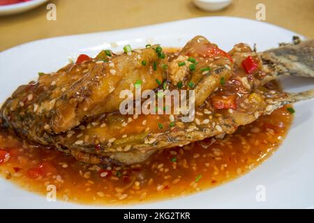 Un délicieux plat chinois, tilapia de vin doux Banque D'Images