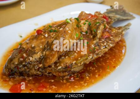 Un délicieux plat chinois, tilapia de vin doux Banque D'Images