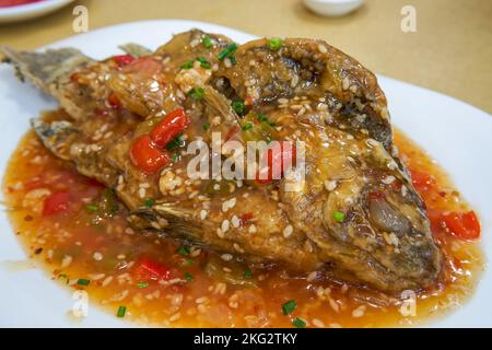 Un délicieux plat chinois, tilapia de vin doux Banque D'Images